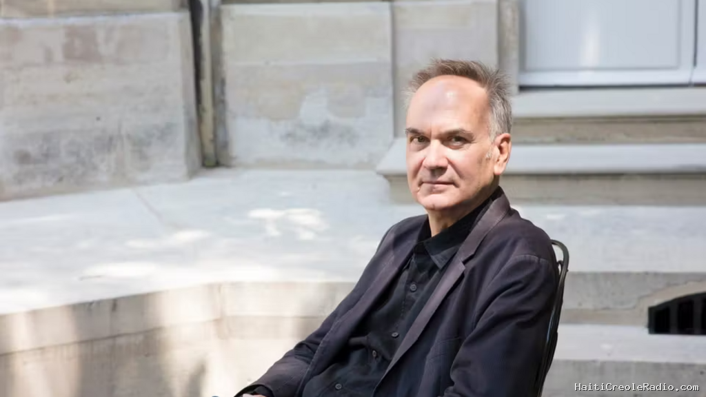 Hervé le Tellier parrain de l'opération "Lire c'est voyager, voyager c'est lire"