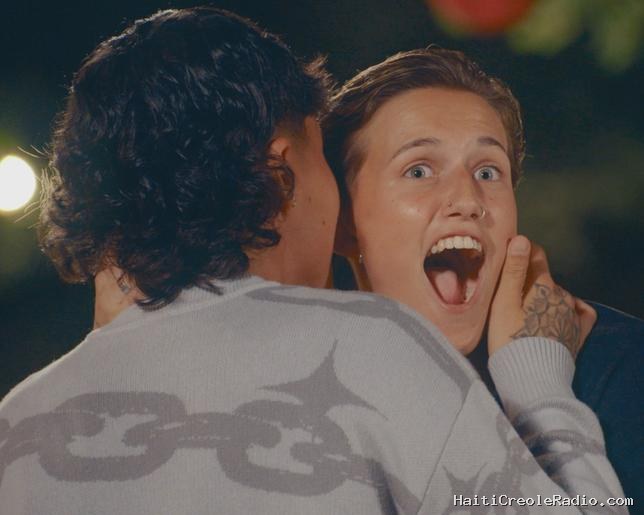 “I Kissed a Girl” : la version lesbo-queer de “Love Island” s’arrête, et c’est “un crève-cœur”