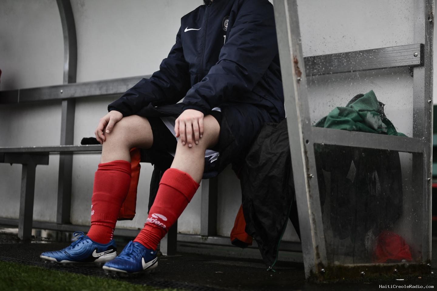 « Il me caressait la cuisse, tranquillement, pas loin des parties intimes » : « Dans la gueule du loup » plonge dans l’univers des jeunes footballeurs, parfois victimes de violences dans les centres de formation