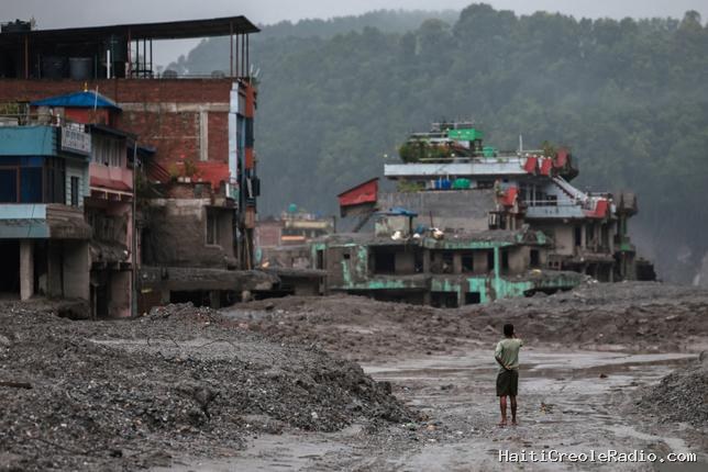 Inondations au Népal et au Tibet : près de 2 500 personnes portées disparues, les “intensives” recherches se poursuivent