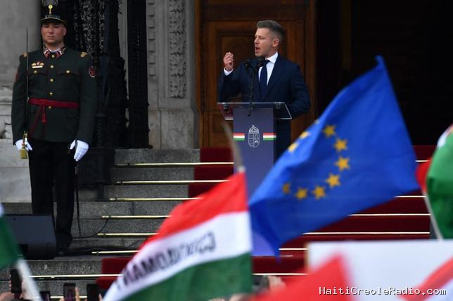 Investi Premier ministre en Hongrie, Peter Magyar “va aller de l’avant comme un char d’assaut”