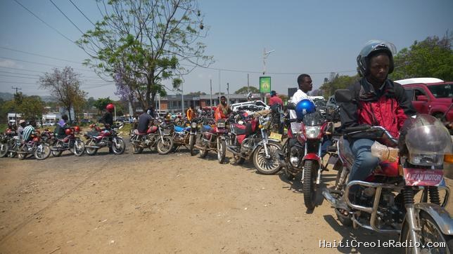 “J’attendais depuis 4 heures du matin” : le Malawi souffre des pénuries de carburant