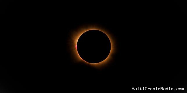 « J’étais au bord des larmes » : l’éclipse solaire, un bref moment de « communion » pour des millions de curieux, en Espagne et en France