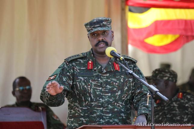“Je ne crois pas à la liberté de la presse” : en Ouganda, des médias “encerclés” par l’armée