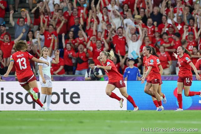 “Je suis mort” : des joueurs se mettent à la place des footballeuses le temps d’un match