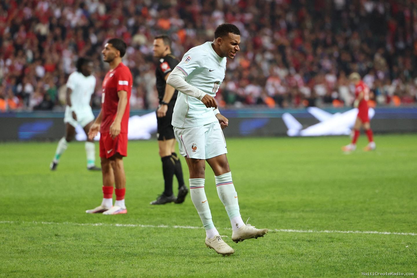 Kylian Mbappé souffre d’une « hyperextension du genou gauche » après sa blessure lors de Turquie-France