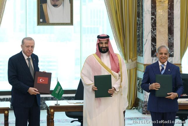 L’Arabie saoudite, le Pakistan et la Turquie scellent un pacte de défense régional “inspiré de l’Otan”