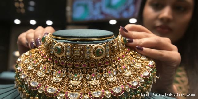 L’Inde double les taxes sur l’importation d’or pour enrayer la chute de la roupie