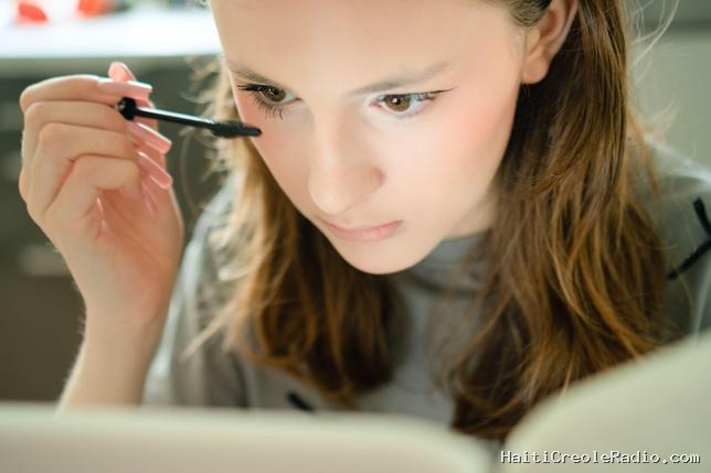 L’industrie des cosmétiques veut-elle la peau des ados ?