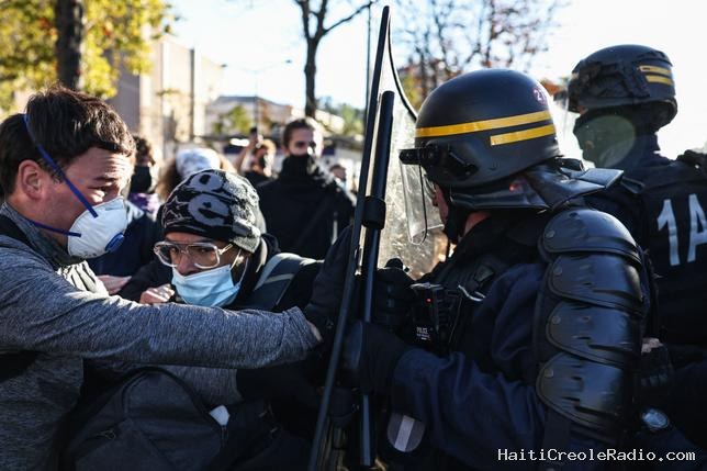 L’Iran dénonce la “violente répression” des manifestations lycéennes en France
