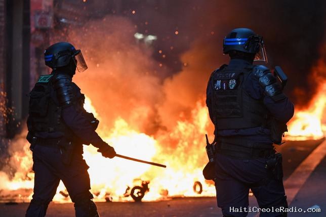 La France connaît une “crise de régime” qui révèle un “contrat social rompu”