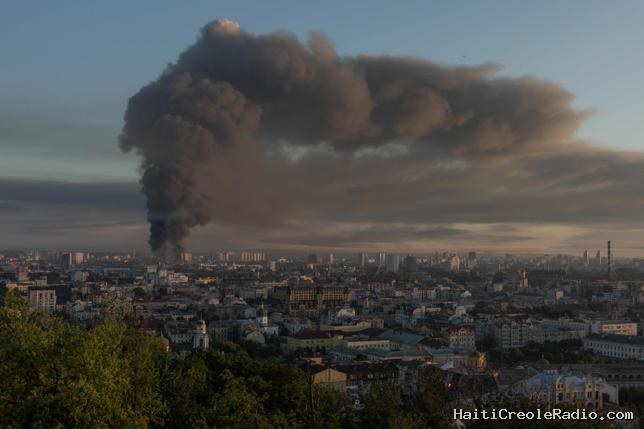 La Russie lance une attaque massive de missiles et de drones sur Kiev
