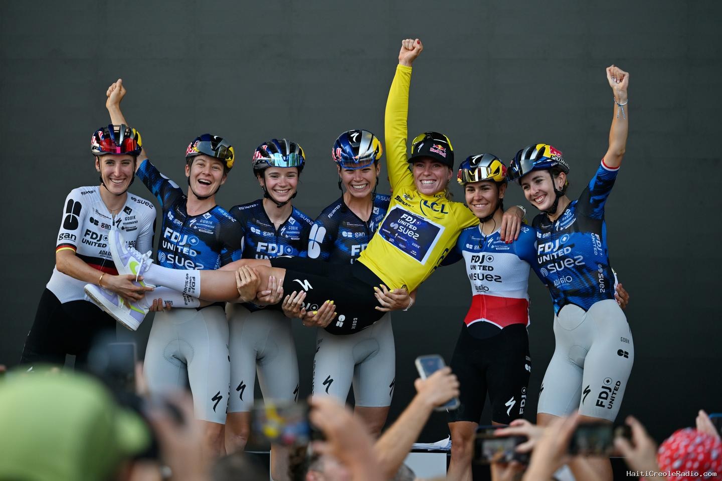 La victoire de Demi Vollering au Tour de France consacre le triomphe de « la meilleure cycliste au monde » et d’un collectif dévoué à la quête du maillot jaune