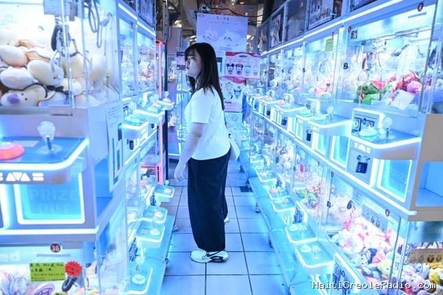 Labubu, peluches, cartes Pokémon : à Hong Kong, la fièvre des machines à pince