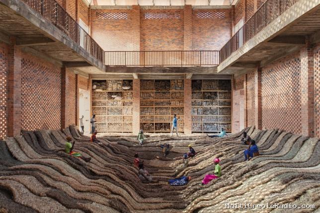 Le Ghanéen Ibrahim Mahama, ou l’art d’ériger les traces du passé en monuments