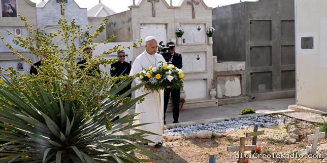 Le pape Léon XIV rend hommage aux migrants morts dans la Méditerranée à Lampedusa