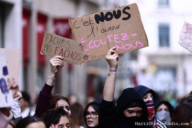 Le péril politique de “non-assistance à jeunes en danger”