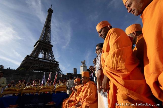 Le personnel féminin de la tour Eiffel évincé pour une secte hindouiste, un “fiasco”