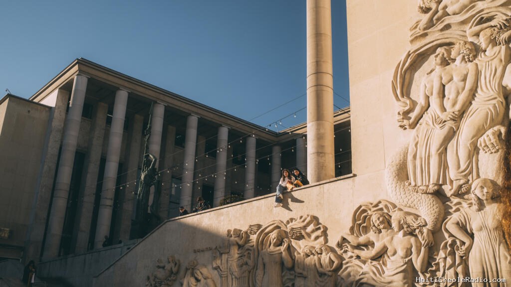 Le plasticien Lassana Sarre dresse le portrait des agents de sécurité du Palais de Tokyo