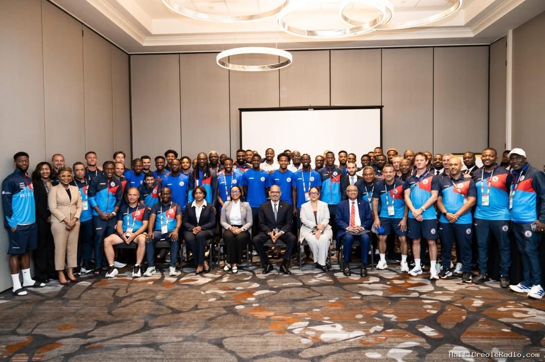 Le Premier ministre visite les Grenadiers avant leur premier match du Mondial 2026