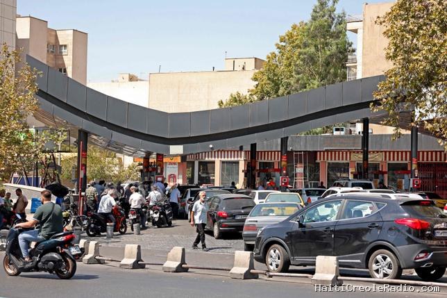 Le régime iranien minimise les sanctions américaines, mais le pays “se trouve à un tournant critique”