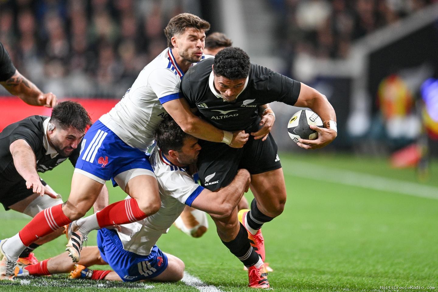Le XV de France accroche les All Blacks mais s’incline en ouverture du nouveau Championnat des nations de rugby