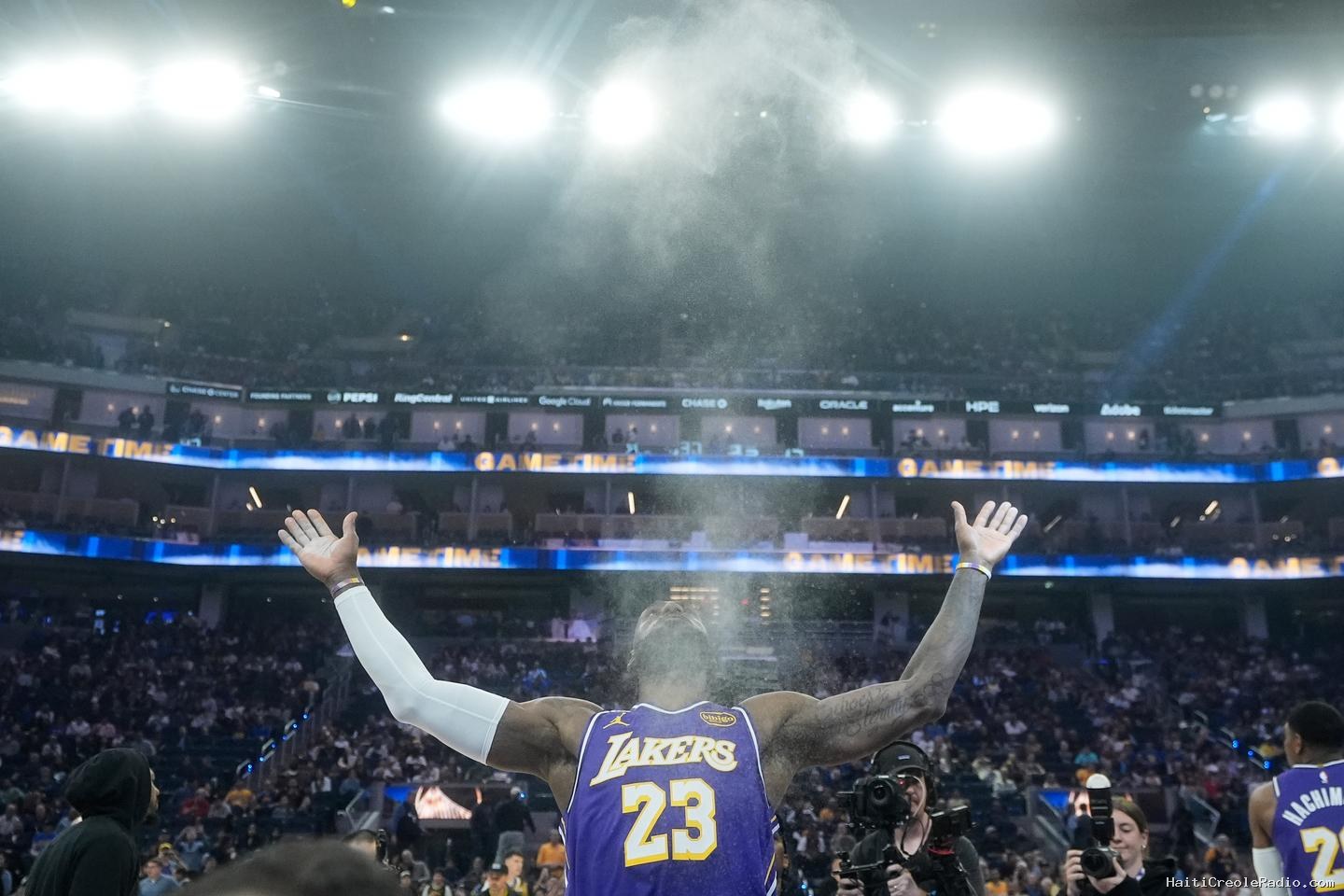 LeBron James rejoint les Philadelphia Sixers, où il disputera sa 24ᵉ saison en NBA