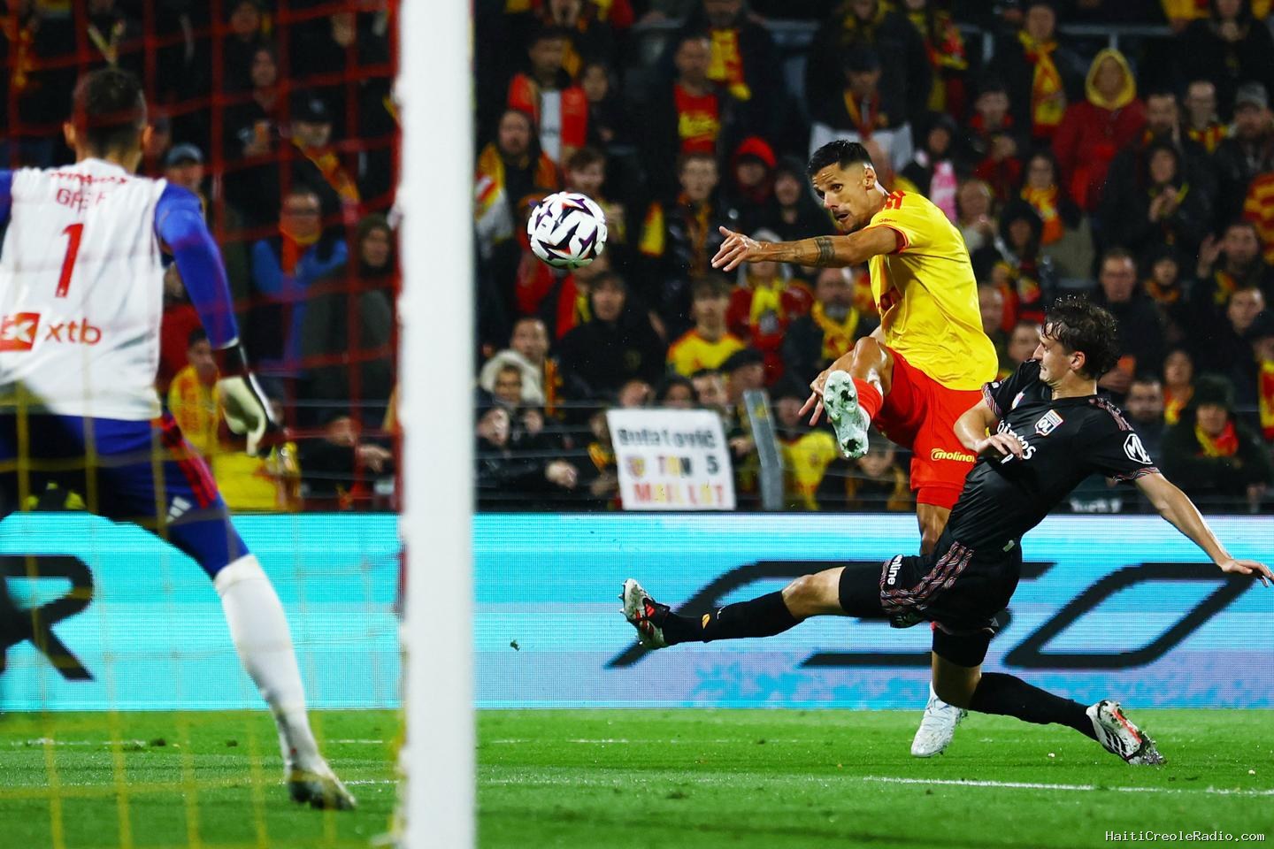 Lens inflige à l’Olympique lyonnais sa première défaite de la saison en Ligue 1