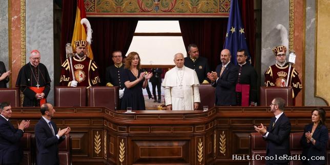 Léon XIV s’inquiète du réarmement et en appelle au « courage » en faveur de la paix devant le Parlement espagnol