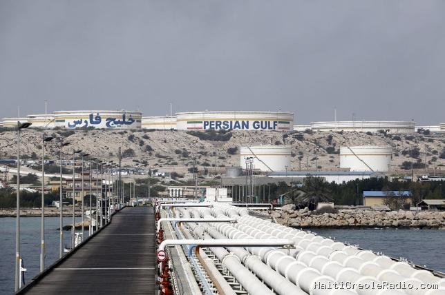 Les États-Unis lèvent leurs sanctions sur le pétrole iranien, une “aubaine” pour Téhéran