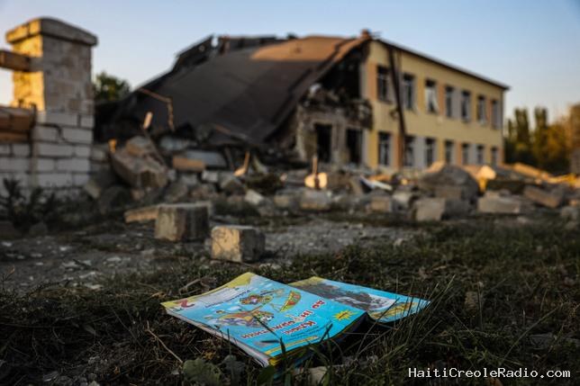 Les frappes russes en Ukraine privent les élèves de manuels scolaires : “Fahrenheit 451”
