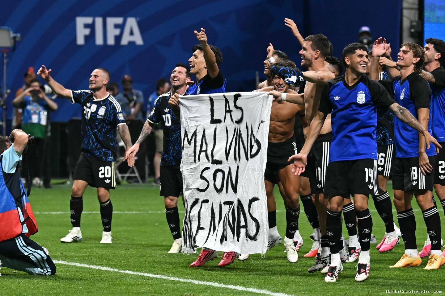 « Les Malouines sont argentines » : une banderole déployée par les joueurs argentins après leur victoire face à l’Angleterre