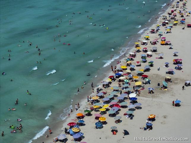 “Les plages appartiennent au peuple !” : en Turquie, la guerre des “sezlong” est ouverte