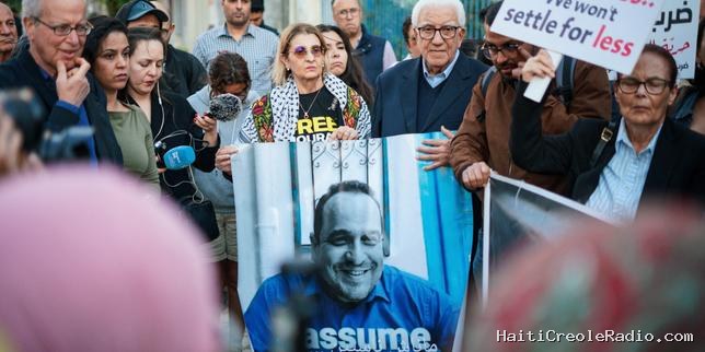 Les proches du journaliste franco-tunisien Mourad Zeghidi, emprisonné en Tunisie, dénoncent un « acharnement judiciaire insupportable »
