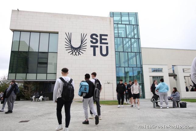 Les profs irlandais appellent à la grève : “Certains retournent chez leurs parents”