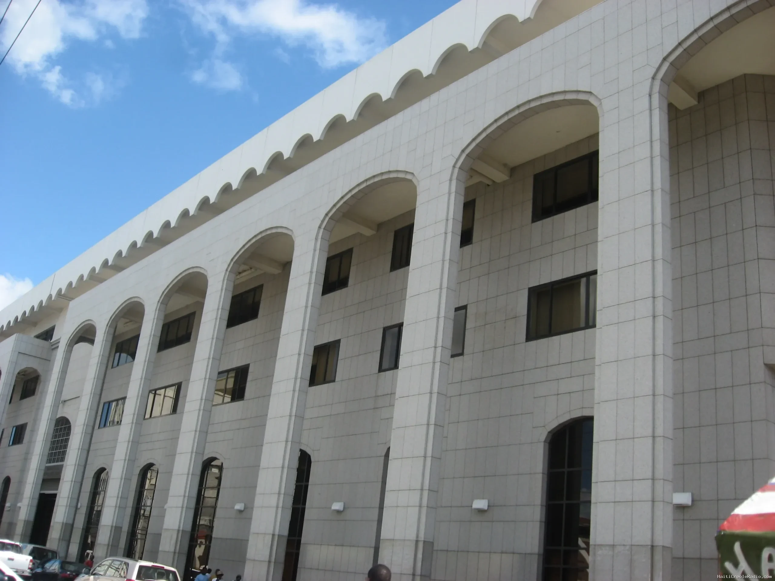 Les risques et problèmes liés à l’opération des banques dans des zones contrôlées par des gangs armés : le cas de Carrefour et du gang de Krisla en Haïti