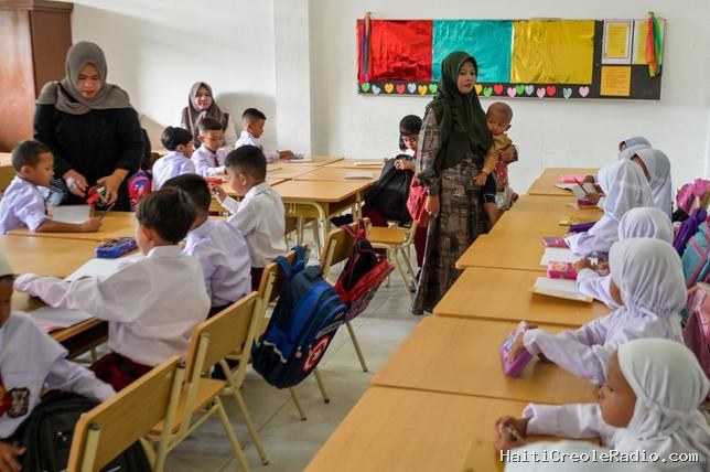 Les salles de classe indonésiennes se vident de leurs élèves