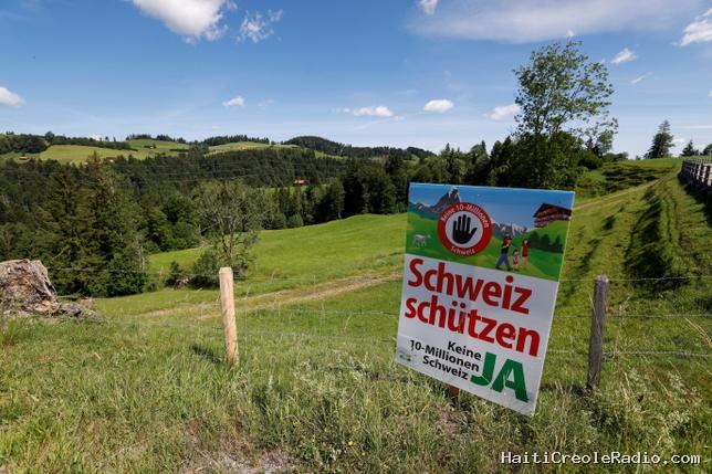 Les Suisses pourront “être 10 millions”, mais la droite populiste a de quoi se réjouir