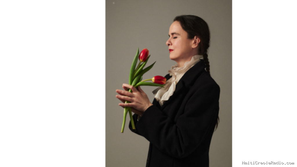 "L'espèce absolue, c'est les oiseaux": Amélie Nothomb revient avec "L’Adolescence du perroquet"