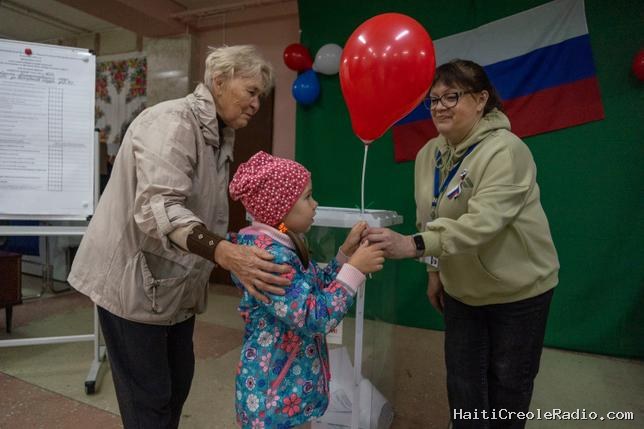 “Malgré les efforts hystériques des ennemis” de la Russie, une participation “record” aux législatives