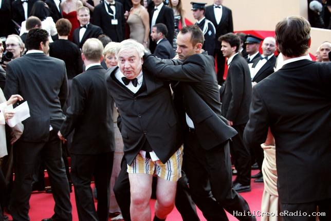 Mort de l’entarteur Noël Godin, terroriste burlesque adepte de la “flibusterie pâtissière”