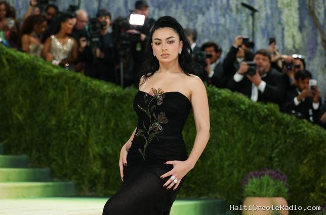 “Music, Fashion, Film”, le virage rock de Charli XCX après le “Brat summer”