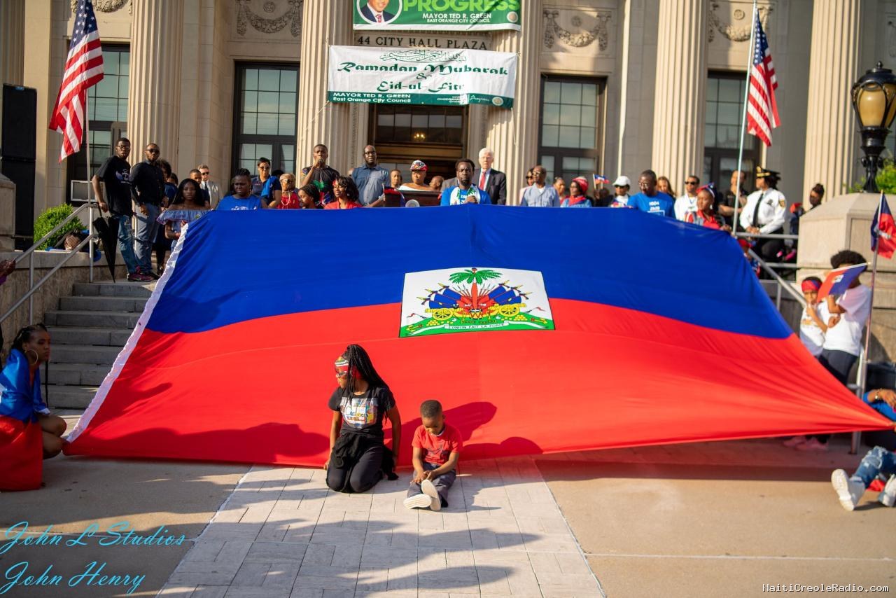 New Jersey | Irvington fait vibrer le bleu et rouge haïtien à la veille du 18 mai devant la municipalité de la ville