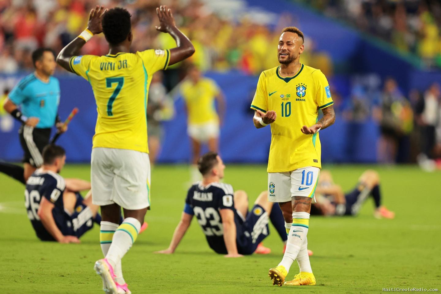 « Neymar, les larmes aux yeux, fait un retour émouvant » dans une équipe du Brésil qui ne lui appartient plus, constate la presse internationale