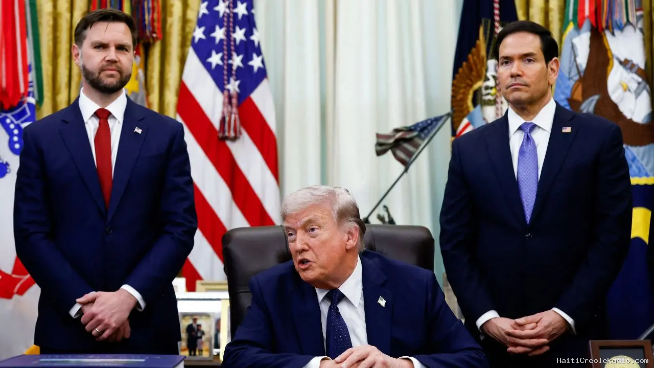OK! Magazine | « I Hate Hillary, But I Hate Trump More » : J.D. Vance aurait transmis à la campagne Clinton des informations confidentielles défavorables à Trump avant la présidentielle de 2016, selon des sources