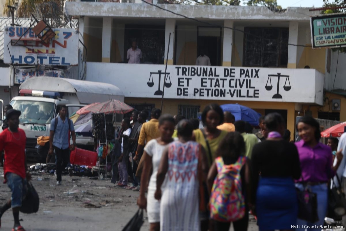 On vole les ordinateurs des tribunaux haïtiens presque aussi vite qu’on les installe