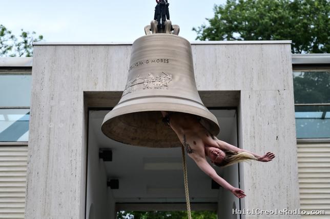 Perchée dans une cloche, Florentina Holzinger fait sensation à la Biennale de Venise