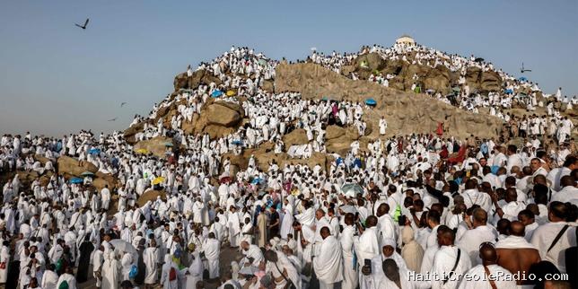Plus d’un million et demi de musulmans vont prier sur le mont Arafat, étape phare du pèlerinage à La Mecque, sous des températures qui devraient dépasser 45 °C