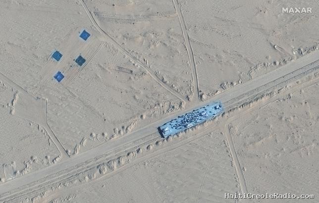 Pourquoi la Chine construit-elle des répliques de navires et d’avions américains en plein désert ?