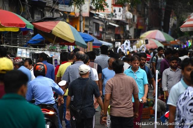 Pourquoi les Indiens, si accueillants avec leurs invités, sont-ils si malpolis dans l’espace public ?